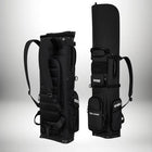 Deux sacs de golf noirs sont posés sur un fond blanc argenté. Le sac de gauche est un sac de golf qui peut être porté comme un sac à dos. Il est constitué de matériaux rembourrés et comporte de nombreuses poches et sangles. Le sac de droite est également un sac de golf noir, mais de forme plus fine. Il comporte également plusieurs poches et sangles. — vue 3