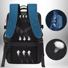 Un sac à dos noir avec des bretelles bleues et un coussinet dorsal en filet. Des flèches blanches indiquent la circulation de l'air sur le coussinet dorsal et dans les bretelles. Il y a également un diagramme en cercle montrant le sac à dos sur le dos d'une personne, ainsi qu'un autre diagramme en cercle montrant l'air qui s'échappe du coussinet en filet. — vue 3