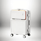 Une valise cabine blanche, probablement une valise cabine easyjet 45x36x20, avec des contours orange et des roues noires — vue 8