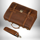 Un cartable enseignant homme en cuir marron avec une bandoulière amovible. Le cartable est de style vintage avec des fermoirs en métal. — vue 6