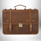 Un cartable enseignant homme en cuir de couleur marron avec fermeture à boucle. — vue 1