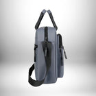 Un cartable gris pour enseignant est présenté en position de profil, avec des poignées et une sangle noires. Des fermetures à glissière noires sont visibles sur le devant du sac.
— vue 5