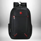 Un sac à dos noir avec des accents rouges, avec une poignée de transport sur le dessus et des sangles de sac à dos. Il y a une petite poche sur le côté.
— vue 2