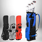 Une photo de plusieurs sacs de golf. Il y a une gamme de sacs à dos de golf disponibles en noir, gris, rouge et bleu. Le sac bleu est ouvert et contient plusieurs clubs de golf. — vue 8