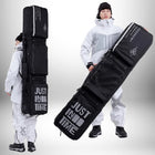 Deux personnes portant un sac à dos snowboard noir. Le sac est long et rectangulaire, avec plusieurs compartiments et le texte "JUST IN TIME" en gros caractères. Les personnes portent des vêtements de neige blancs. — vue 2