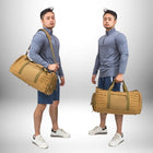 Deux hommes posent avec un sac de sport militaire devant un fond dégradé. — vue 2