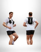 Un homme portant un gilet de course et courant. L'homme porte un t-shirt blanc, un short noir et une paire de baskets. Il est vu de face et de dos. Le gilet de course a des conteneurs d'eau et le dos du gilet est marqué ""UTOBEST"". — vue 4