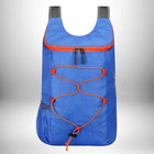 Un sac à dos bleu avec des fermetures éclair orange, des bretelles grises et des lacets orange. — vue 4