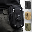 Une personne porte une petite pochette noire sur sa ceinture. La pochette a une poche principale zippée et une poche avant plus petite, ainsi qu’un compartiment de stylo. Une boucle noire à l’avant maintient la pochette fermée. Les autres photos à côté de la principale affichent des couleurs alternatives de la pochette : noir, beige et vert olive.
— vue 2