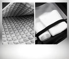 Vue en gros plan de la doublure matelassée d'un sac à dos de jeu vidéo, et d'un compartiment utilitaire ouvert contenant des bouteilles de produits de toilette et une serviette dans un sac a dos jeu video. — vue 7