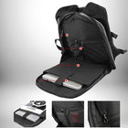 Image de gros plan d'un sac à dos noir ouvert contenant un ordinateur portable. L'intérieur du sac à dos est noir ainsi que le sac à dos lui-même. Des points rouges indiquent les caractéristiques du sac à dos, notamment les poches zippées et la section d'ordinateur portable. Il y a également des images plus petites montrant des détails du sac à dos.
— vue 3