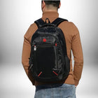Une personne vue de dos porte un sac à dos noir avec des accents rouges et une petite poche sur le devant. La personne porte également un chandail en col roulé brun et un jean. — vue 6