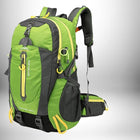 Un sac à dos vert et noir avec des accents de jaune. Le sac à dos est sur le côté, révélant des poches latérales, des bretelles et des sangles de poitrine.
— vue 5
