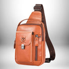 Un sac à bandoulière d'homme en cuir marron est vu sur un fond qui s'estompe vers le blanc. Le sac a de nombreuses poches zippées, une poche avec un rabat avec le logo d'un taureau et une sangle marron avec le nom de la marque imprimé dessus.
— vue 8