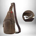 petit sac bandoulière cuir avec une sangle, une poche supplémentaire et un trou pour le passage des écouteurs. — vue 4