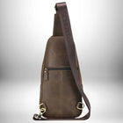 gros plan d'un petit sac bandoulière cuir marron, avec une bandoulière qui porte le nom de la marque. — vue 3