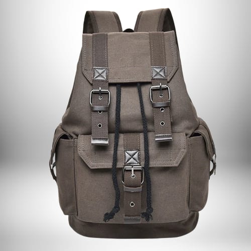 Sac à dos de couleur beige, avec de nombreuses sangles et boucles, des poches latérales et une fermeture supérieure à cordon de serrage.