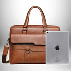 Un sac à main en cuir brun de style professionnel pour ordinateur portable, avec une bandoulière, et une tablette en dessous, est sur un fond blanc en dégradé. Il y a une poignée en haut. Le sac a une poche avant avec une fermeture éclair. La tablette est de couleur argentée et porte le logo Apple, ainsi que le mot « iPad ».
— vue 3