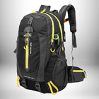 Un sac à dos noir et gris avec des accents jaunes. Il a des poches latérales en filet, des sangles réglables et une boucle de poitrine et de taille. Le sac est étiqueté "Houjinfang 40L" et "Keep Walking". Un logo de montagne est également présent. — vue 2