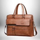 Un sac en cuir marron pour homme avec deux poignées supérieures, une bandoulière amovible et de nombreuses poches extérieures. Le logo de la marque « Weixier » est imprimé sur la poche avant.
— vue 6