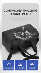 Image publicitaire pour un sac à bandoulière sport noir, avec des éclaboussures d'eau pour illustrer son imperméabilité. Le visuel met en avant la polyvalence du sac, avec des icônes représentant les sports & loisirs, le fitness yoga et les excursions.
— vue 4