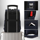 Un sac à dos noir avec des détails bleus est fixé à une valise. Le sac à dos est monté sur une barre de bagages chromée et a des onglets des deux côtés. Il y a quatre compositions de détails du sac à dos qui montrent diverses caractéristiques, notamment un décapsuleur intégré et des poches comprenant une bouteille, un téléphone et un ustensile de table. — vue 4