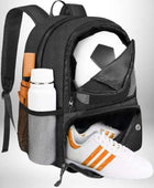 Sac à dos noir sur fond blanc, une partie du sac est ouverte et révèle un ballon de foot, une bouteille d'eau et des chaussures. Le sac à dos foot présente une poche filet sur le côté extérieur.
— vue 5
