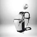 Présentation d'un sac à dos trail léger, de couleur principalement blanche et noire, avec des détails tels que des poches zippées et des sangles de fixation. Un ballon de couleur argentée est placé au-dessus du sac à dos. — vue 6
