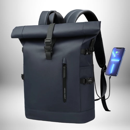Un sac à dos homme imperméable bleu marine avec des bretelles noires et le chargement USB d'un téléphone portable.