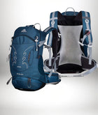 Deux sacs à dos bleus avec le dos en maille et des sangles grises. Le sac à dos de gauche est à moitié rempli et l'autre est vide, on peut y voir " sacs à dos" — vue 3