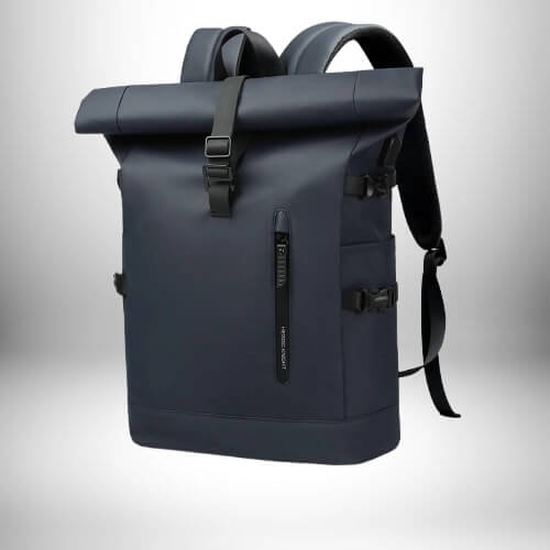 Sac à dos homme imperméable bleu foncé, avec une fermeture éclair verticale et une fermeture à boucle.