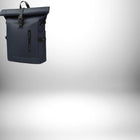 Un sac à dos homme imperméable de couleur bleu marine, avec rabat enroulable et poches.
— vue 5