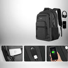Image d'un sac à dos noir avec différents détails, dont une poche conçue pour brancher un chargeur et charger son téléphone. On peut voir une illustration qui montre comment brancher les écouteurs et charger le téléphone. Les dimensions de ce sac à dos cabine 55x35x25. — vue 3