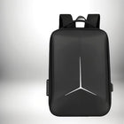 Un rendu 3D d'un sac à dos coque rigide noir avec un symbole blanc en forme de Y sur le devant. — vue 3