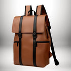 Un élégant sac à dos anglais large pack en cuir marron avec des bretelles contrastantes noires, idéal pour un usage quotidien. — vue 7