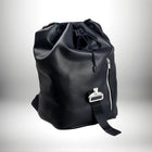 Gros plan d'un sac a dos metal noir sur un fond blanc. — vue 6