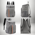 Quatre vues d'un sac a dos lunch gris. Le sac a dos a une poche principale zippée, une poche avant et des bretelles rembourrées. Il a une bordure orange sur la poche avant et des côtés en filet. — vue 3