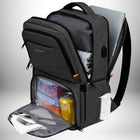 Voici une description de l'image :
Un sac à dos à compartimentation : un sac à dos réfrigérant, ouvert pour montrer ses différents compartiments. Le compartiment supérieur contient des vêtements pliés et un ordinateur portable. Le milieu du sac à dos, qui est un sac isotherme, contient des récipients alimentaires, une canette et un compartiment de rangement pour les ustensiles. Sur le côté du sac à dos, il y a une fente pour les serviettes en papier.
— vue 6
