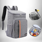 Image d'un sac à dos lunch isotherme gris, avec une poche latérale en filet et une poche frontale avec une bande orange. Deux illustrations séparées montrent l'intérieur du sac : une rempli d'eau, l'autre contenant des aliments et des boissons. — vue 2