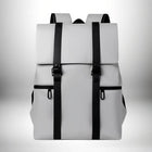 Gros plan d'un sac a dos anglais large pack gris avec des sangles noires. — vue 6
