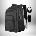 Sac à dos noir avec plusieurs poches et fermetures éclair. Il est équipé d'une prise USB pour une recharge facile et une poche pour une bouteille d'eau en filet. Un smartphone et un casque audio sont liés au sac à dos. Le sac à dos cabine 55x35x25. — vue 1