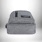Un sac de sport bandoulière gris clair, posé sur une surface blanche et lumineuse. Le sac est de forme rectangulaire, avec une poche zippée verticale sur le devant et l'inscription "FASHION INSTINCT" sur un patch rectangulaire.
— vue 4