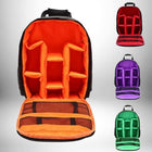 Ce sac à dos photo reflex est noir avec un intérieur orange. Trois autres versions du sac, rouges, violettes et vertes, sont également présentées. — vue 4