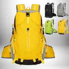 Une photo d'un sac à dos de randonnée jaune, mettant en évidence les bretelles réglables, les poches latérales et un compartiment principal. On aperçoit également d'autres modèles du même sac à dos en noir, gris et vert, le mot-clé étant "sac à dos". — vue 6