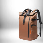 Un sac à dos homme travail imperméable, de couleur marron, avec une fermeture roll-top et des sangles noires. — vue 6