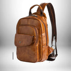 Un mini sac à dos homme cuir marron, avec une poche avant et une poignée supérieure. — vue 7