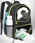 Un sac à dos foot noir et vert est rempli d'un ballon de foot, d'une bouteille d'eau et de chaussures de sport. Il y a aussi une poche latérale pour une bouteille d'eau.
— vue 6