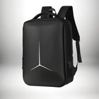 Un sac à dos coque rigide noir avec un logo blanc en forme de triangle sur le devant, avec des bretelles et une poignée. — vue 1