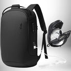 Un sac à dos urbain homme noir avec un compartiment ouvert contenant un casque, un chargeur et un téléphone.
— vue 2