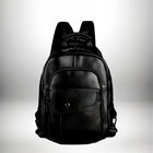 Un mini sac à dos homme cuir noir, de forme arrondie, avec des poches et des bretelles rembourrées. — vue 8